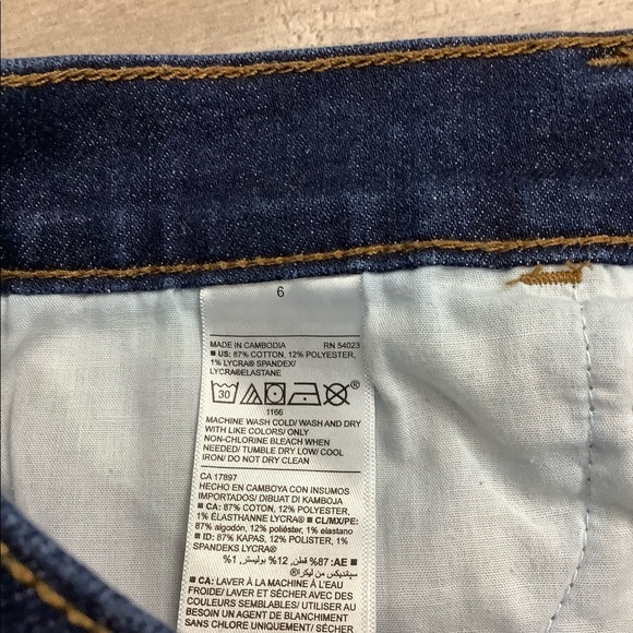 Women's Old Navy 6 S Small Shorts Jeans Denim Navy Blue Rolled Hem Stretch NWOT - Picture 8 of 8